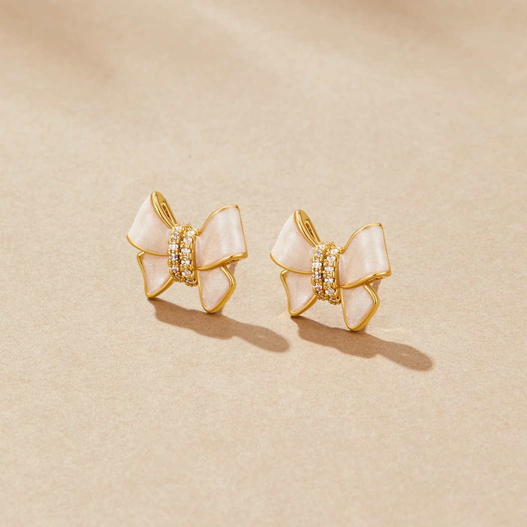 Elegante oorbellen van kristal met een verfijnde strik