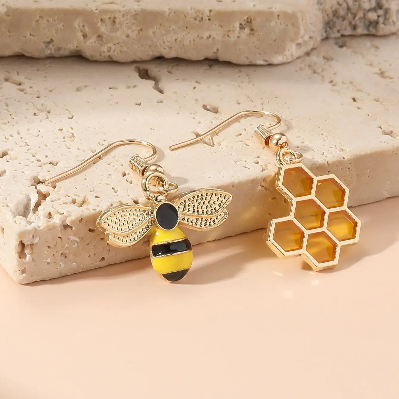 Honingraat & Bij Oorbellen – Gouden Sieraden voor Vrouwen