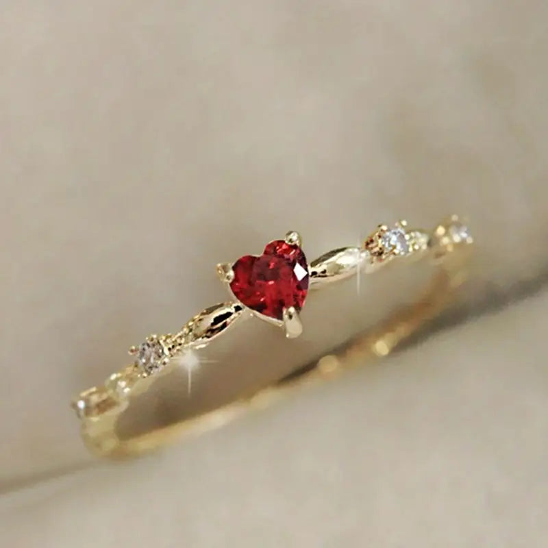 Verfijnde witgouden ring met subtiele hartvorm