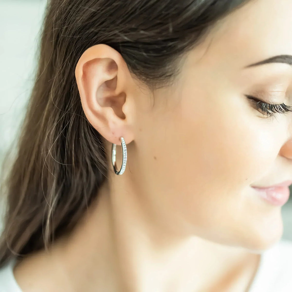 Elegante oorbellen van wit goud met subtiele zirkonia details