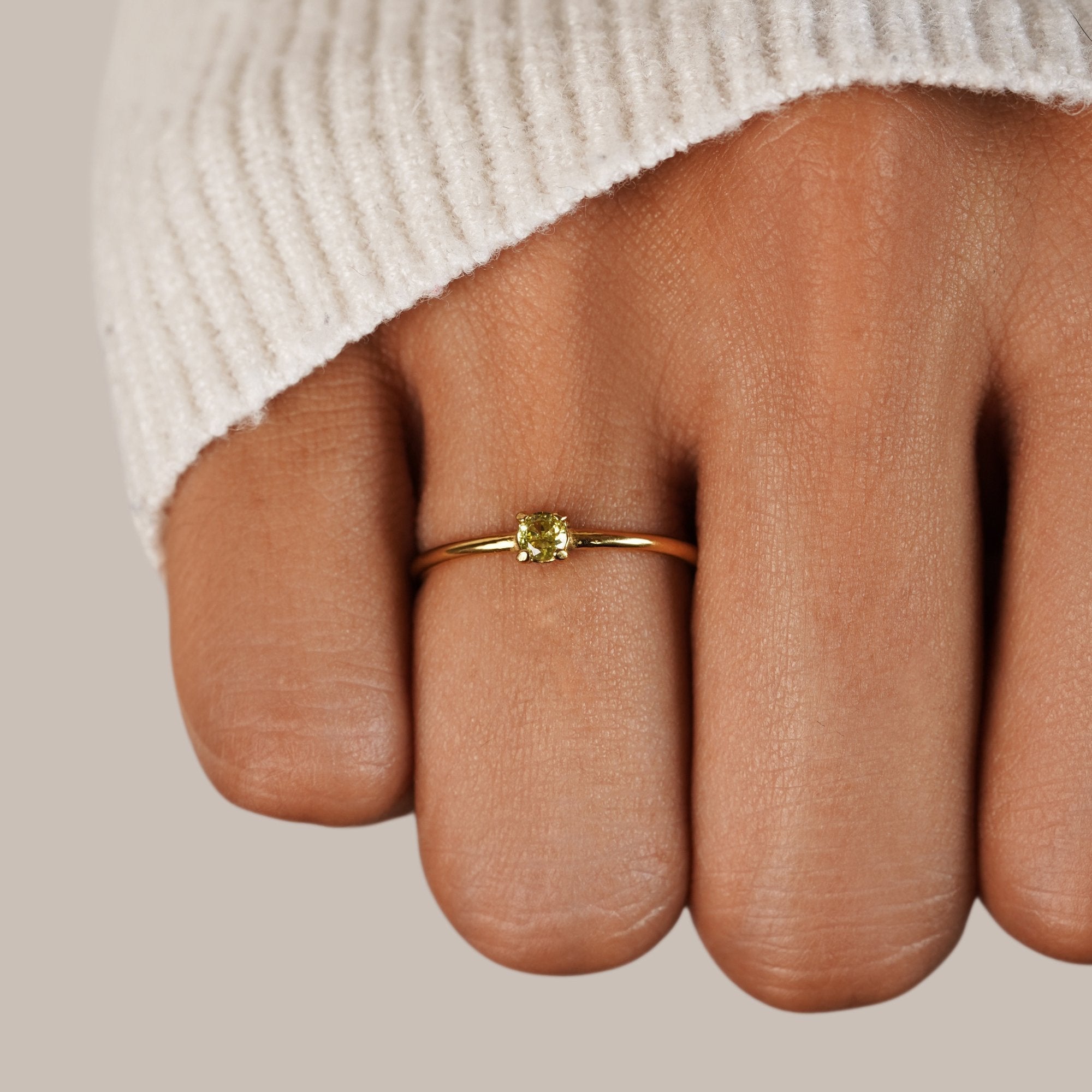 Zachte gouden ring met geboortesteen