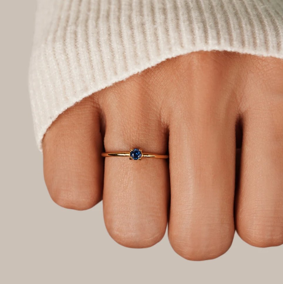 Zachte gouden ring met geboortesteen
