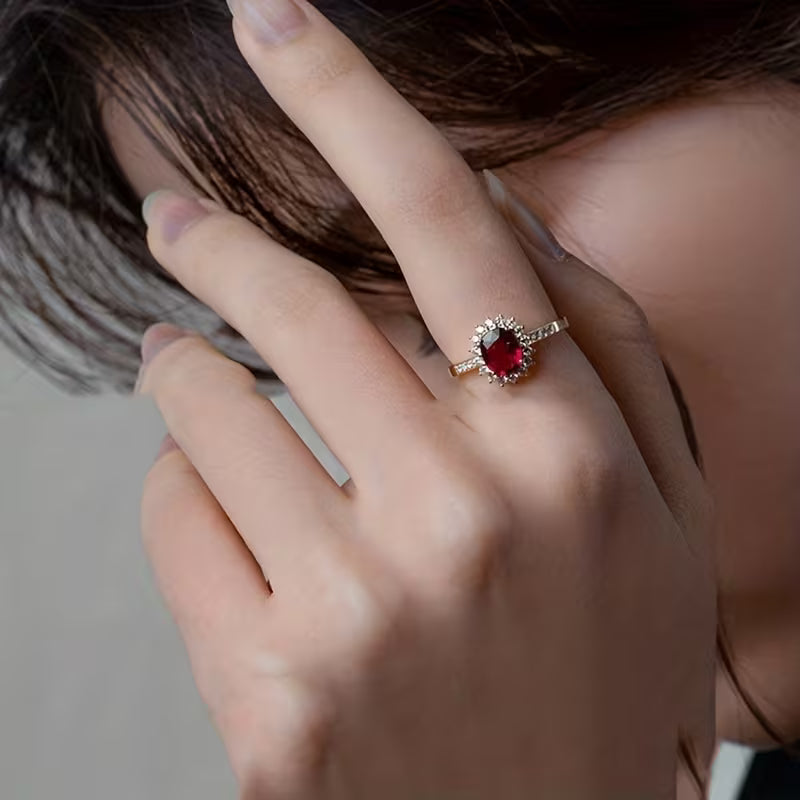 Elegante gouden ring met rode zirkonia