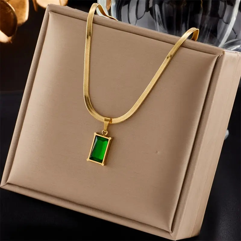 Elegante gouden ketting met maan en zirkonia