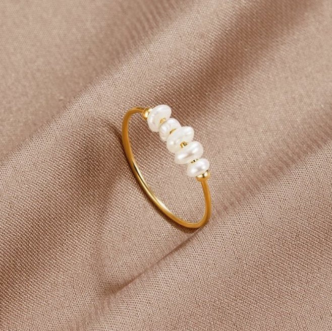 Elegante zoetwaterparelring in zacht zilver