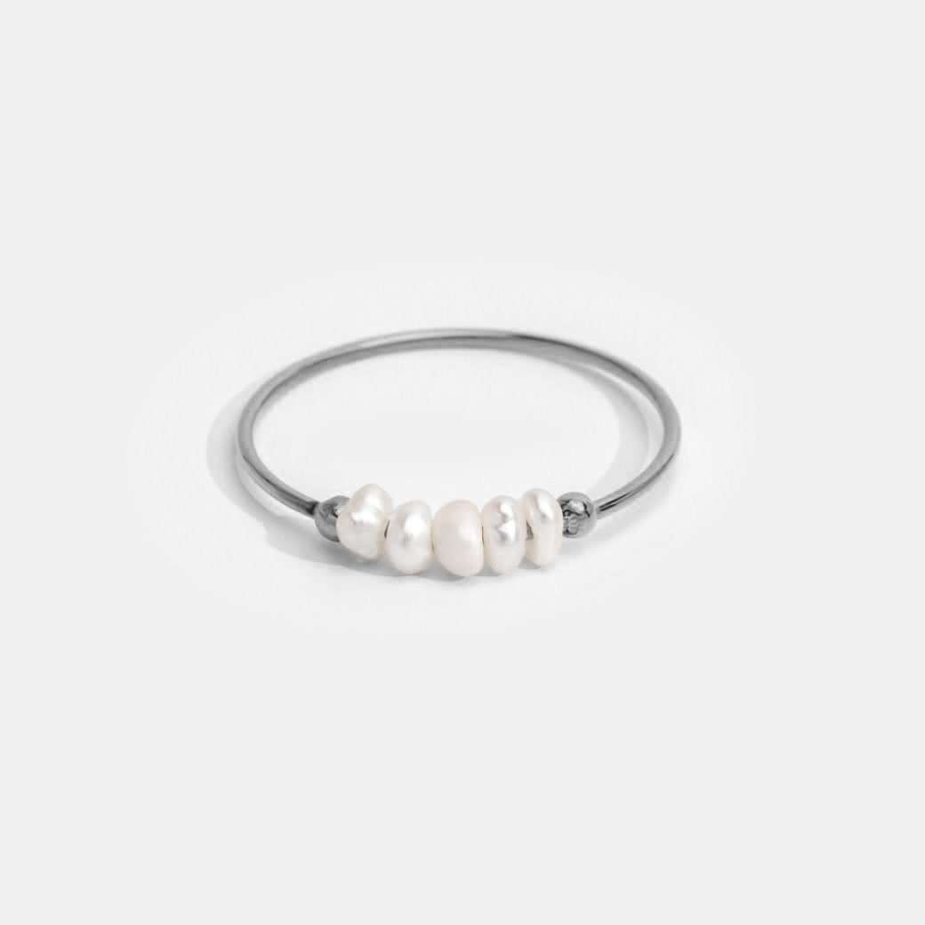 Elegante zilveren ring met klassieke zoetwaterparel
