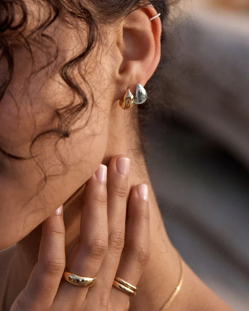 Elegante oorbellen van wit goud met subtiele hangende elementen