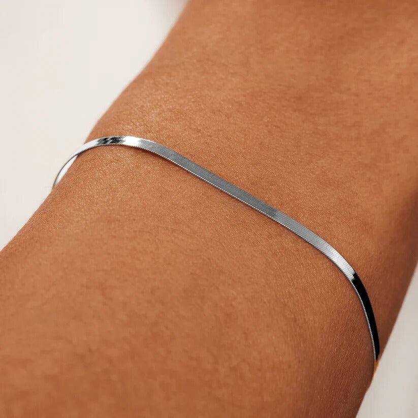 Zachte witgouden armband met slangenmotief