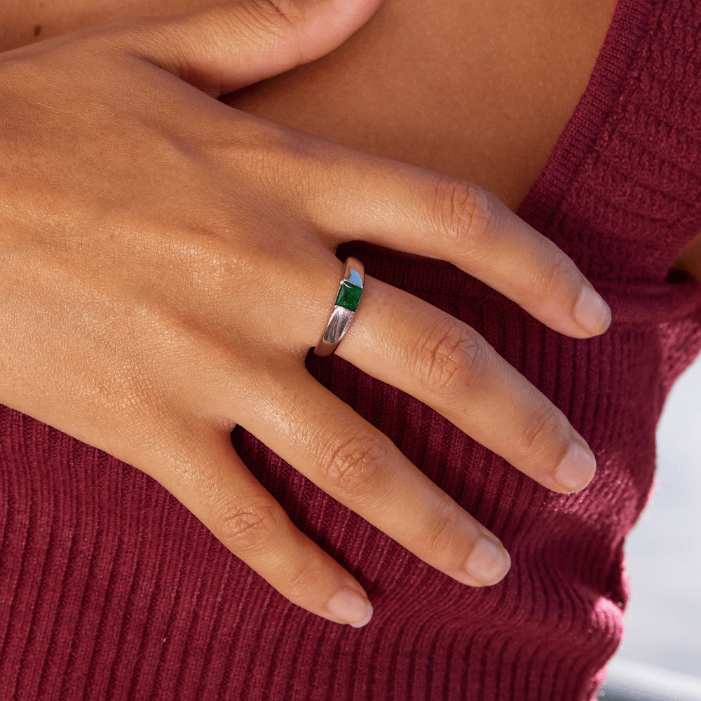 Verfijnde zilveren ring met smaragd detail