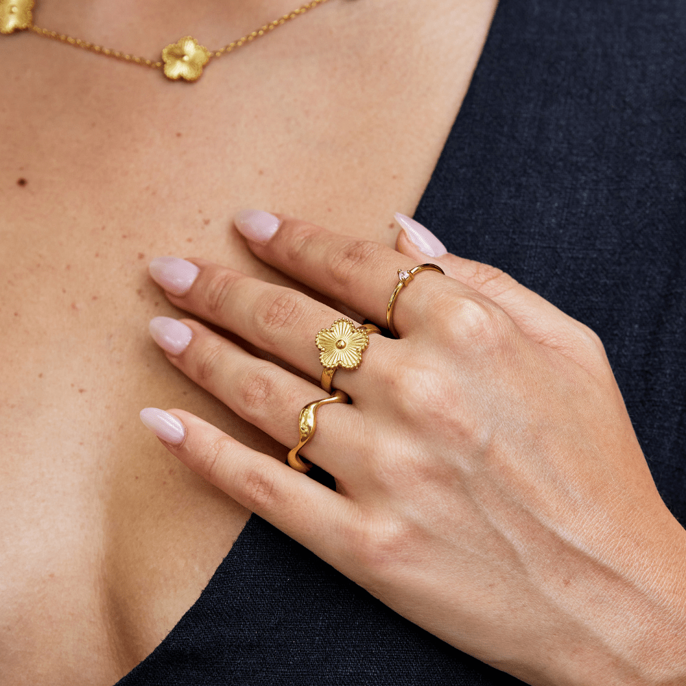 Elegante gouden klaverring met verfijnd ontwerp