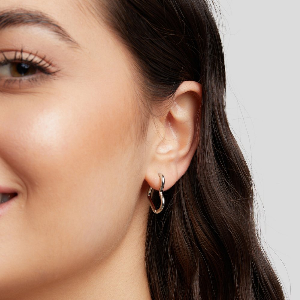 Elegante zilveren oorbellen met hartvormige details