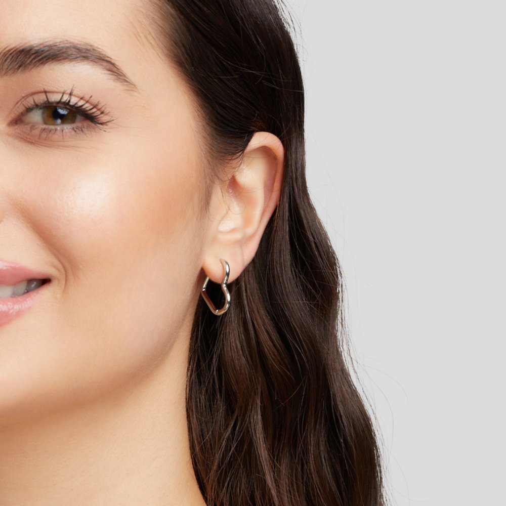 Elegante zilveren oorbellen met hartvormige details