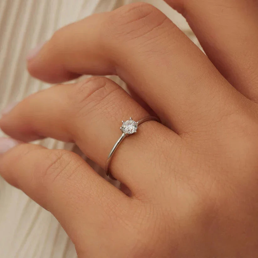 Elegante ring van wit goud met verfijnde details