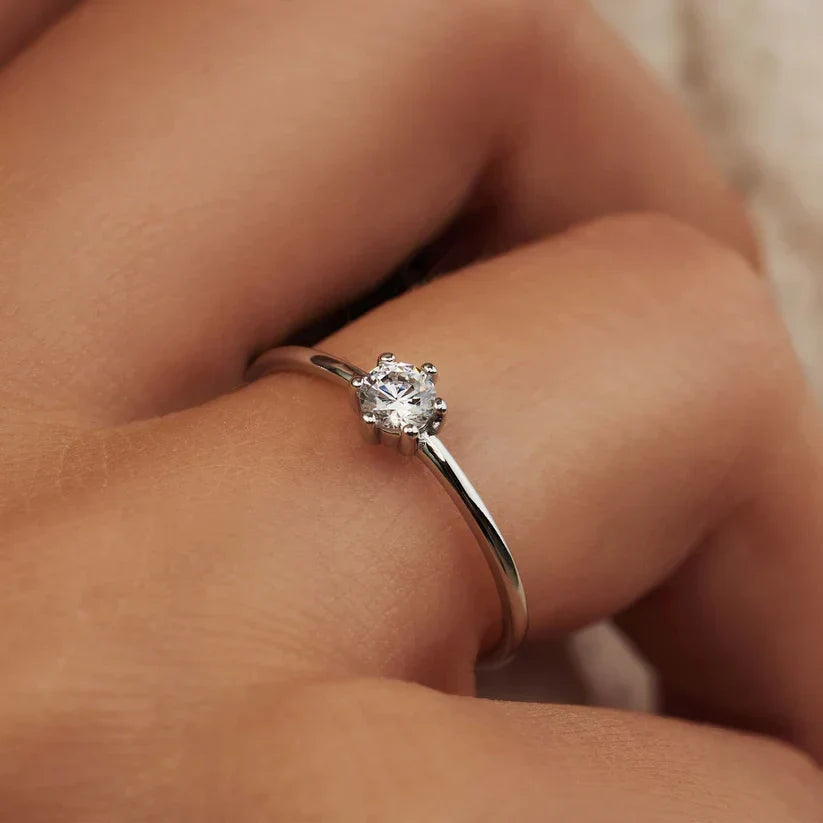 Elegante ring van wit goud met verfijnde details