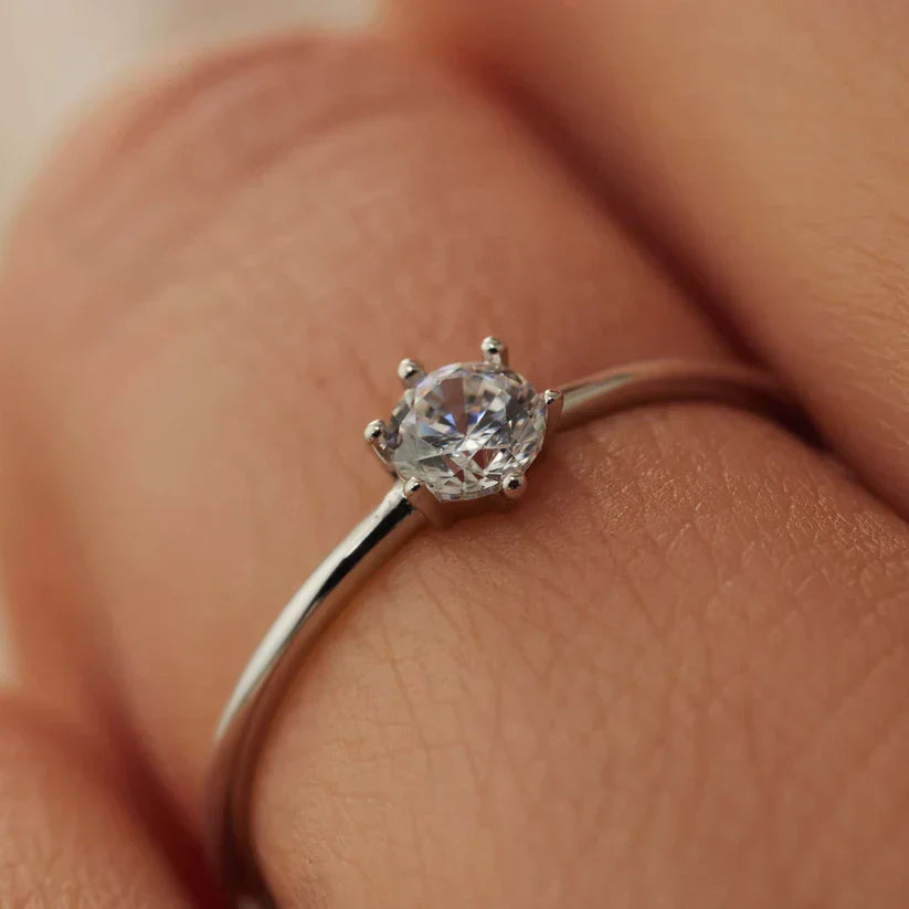 Elegante ring van wit goud met verfijnde details