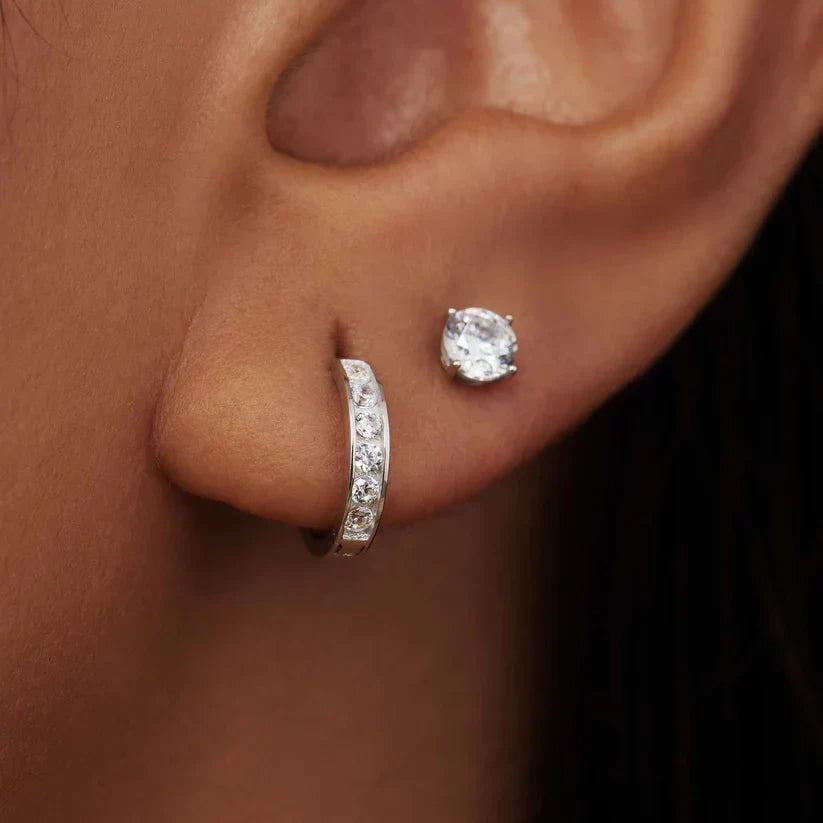 Elegante oorbellen van wit goud met sprankelende steentjes