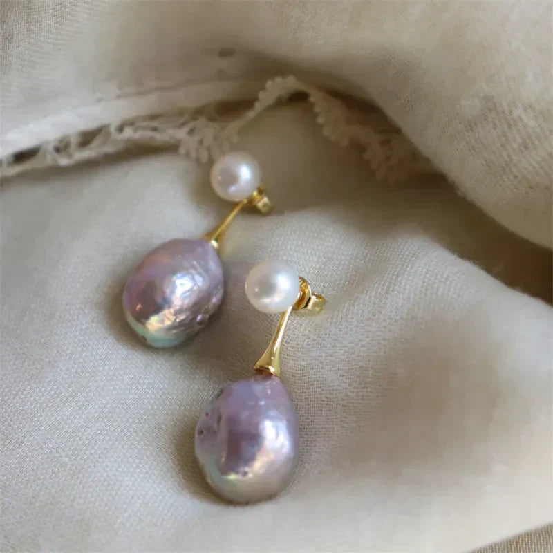 Elegante goudkleurige oorbellen met lila parel