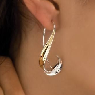Elegante gouden oorbel met vintage uitstraling