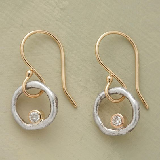 Elegante gouden en zilveren oorbellen met een verfijnd ontwerp