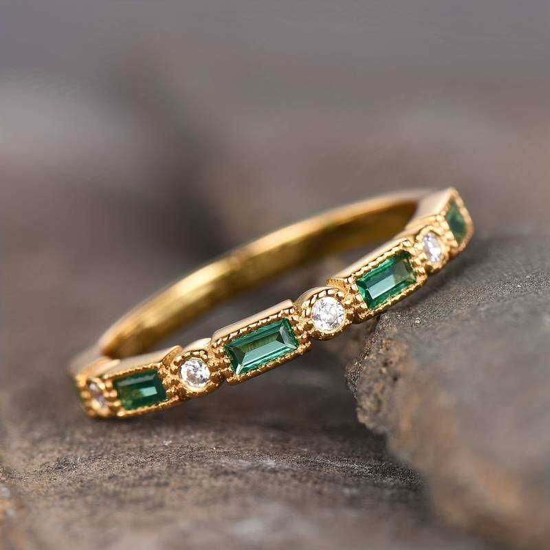 Elegante gouden ring met groene zirkonia inleg