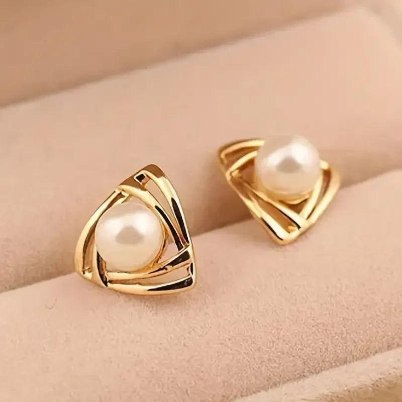 Elegante gouden oorbellen met verfijnde parel