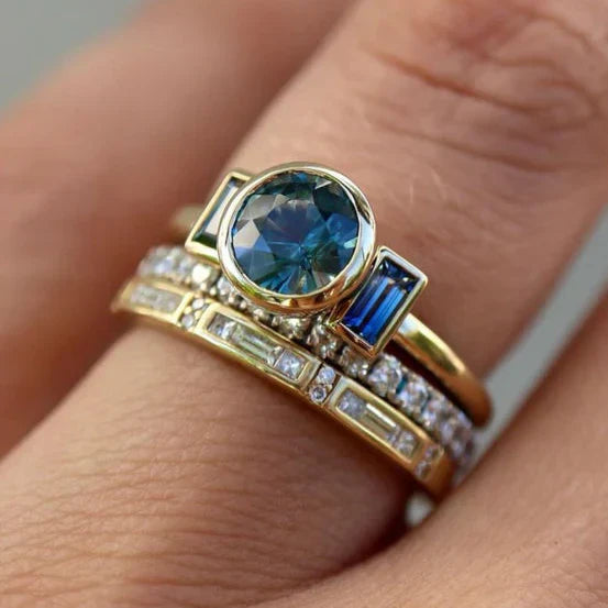 Antieke gouden ring met blauw steentje