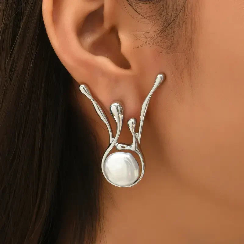 Elegante zilveren oorbellen met antieke pareldetails