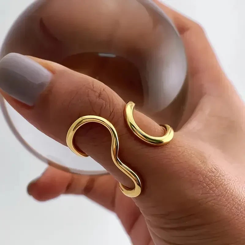 Golvende gouden ring met organische vormen