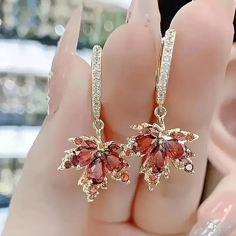 Elegante gouden oorbellen met zirkonia bladmotief