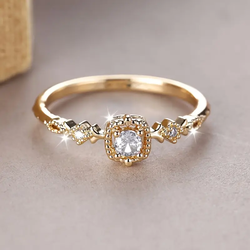 Elegante gouden ring met vintage kristallen details