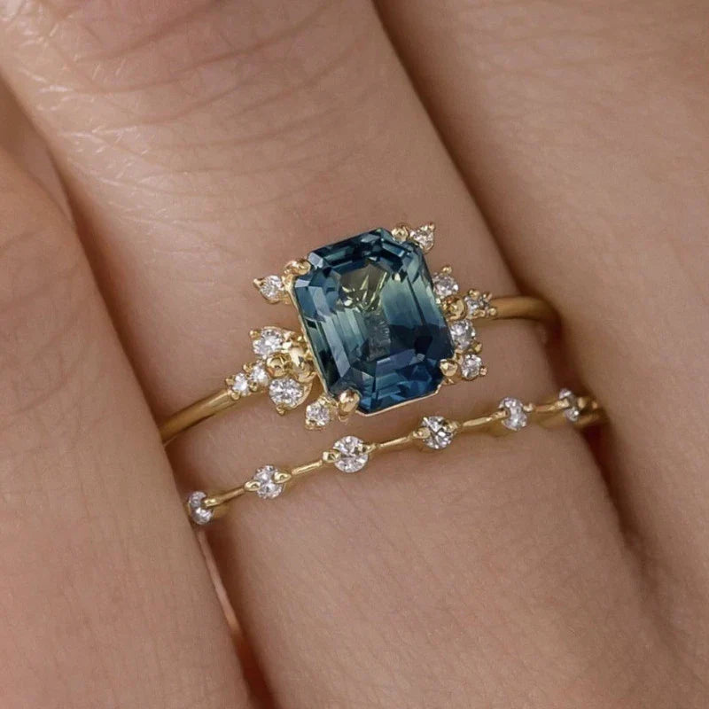 Zachte glans ring set in goud met kristalblauwe accenten