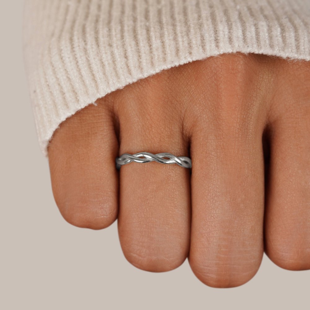 Elegante zilveren draai-ring met subtiele glans