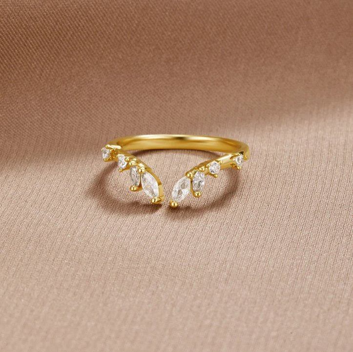 Zachte glans gouden ring met kristal