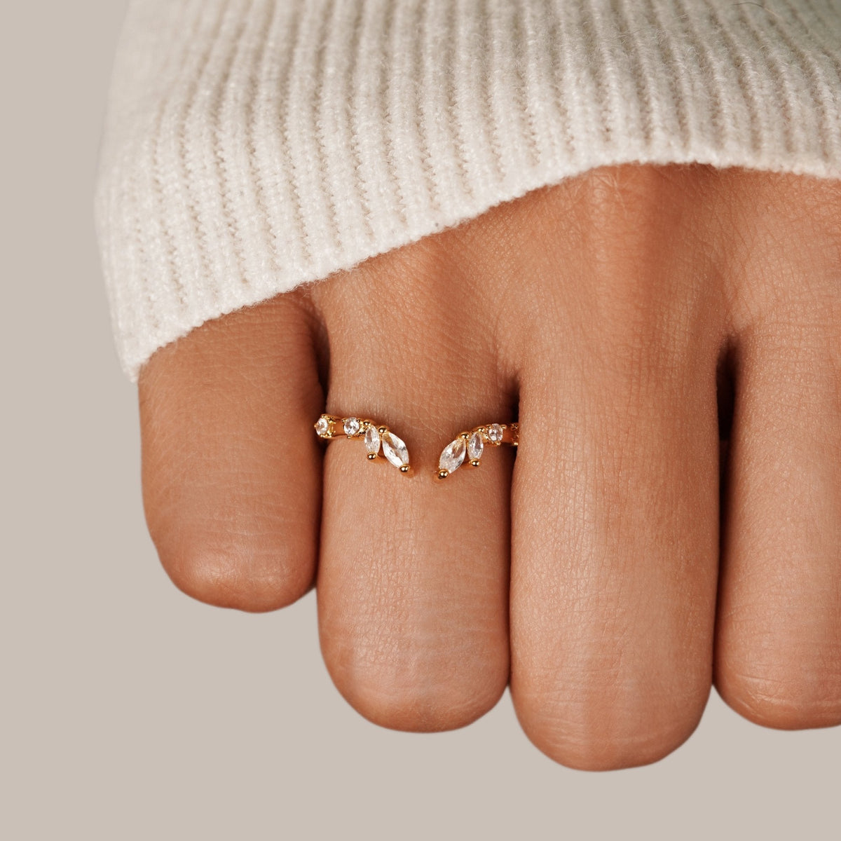Zachte glans gouden ring met kristal
