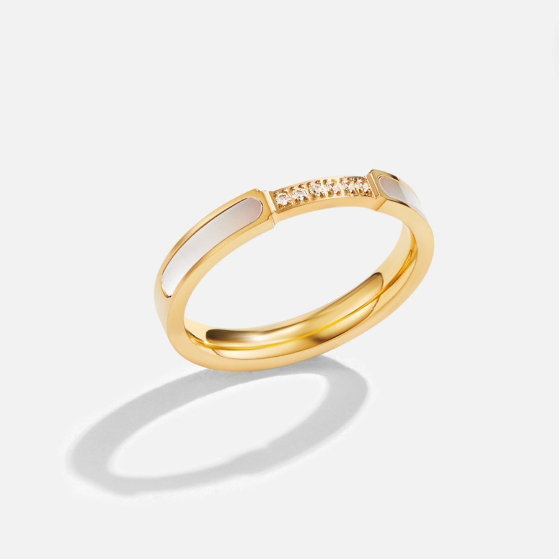 Eenvoudige parelring met delicate kristallen