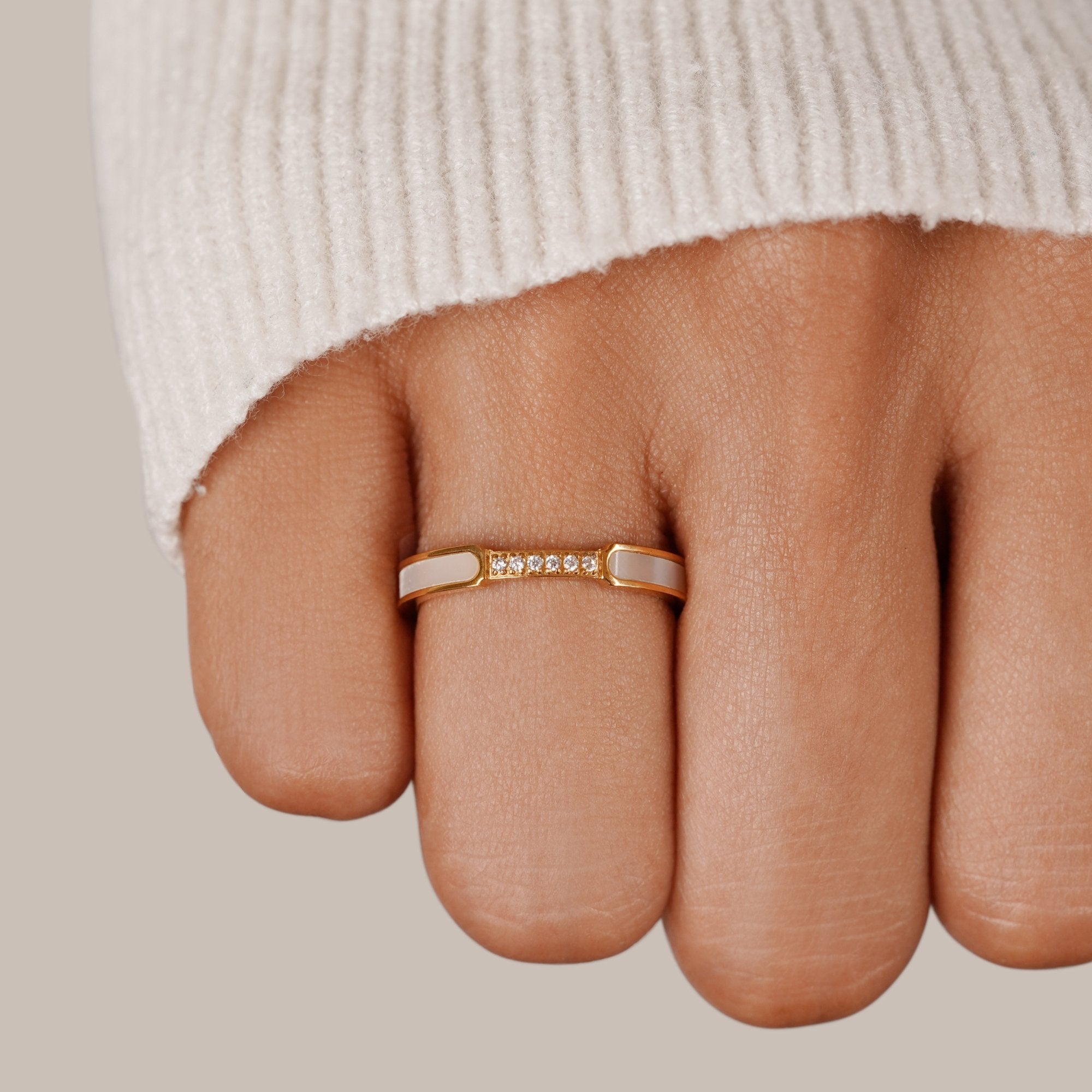 Eenvoudige parelring met delicate kristallen