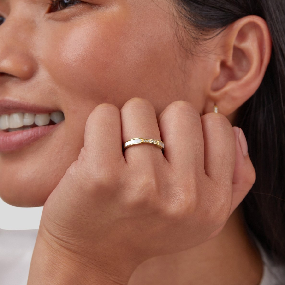 Eenvoudige parelring met delicate kristallen