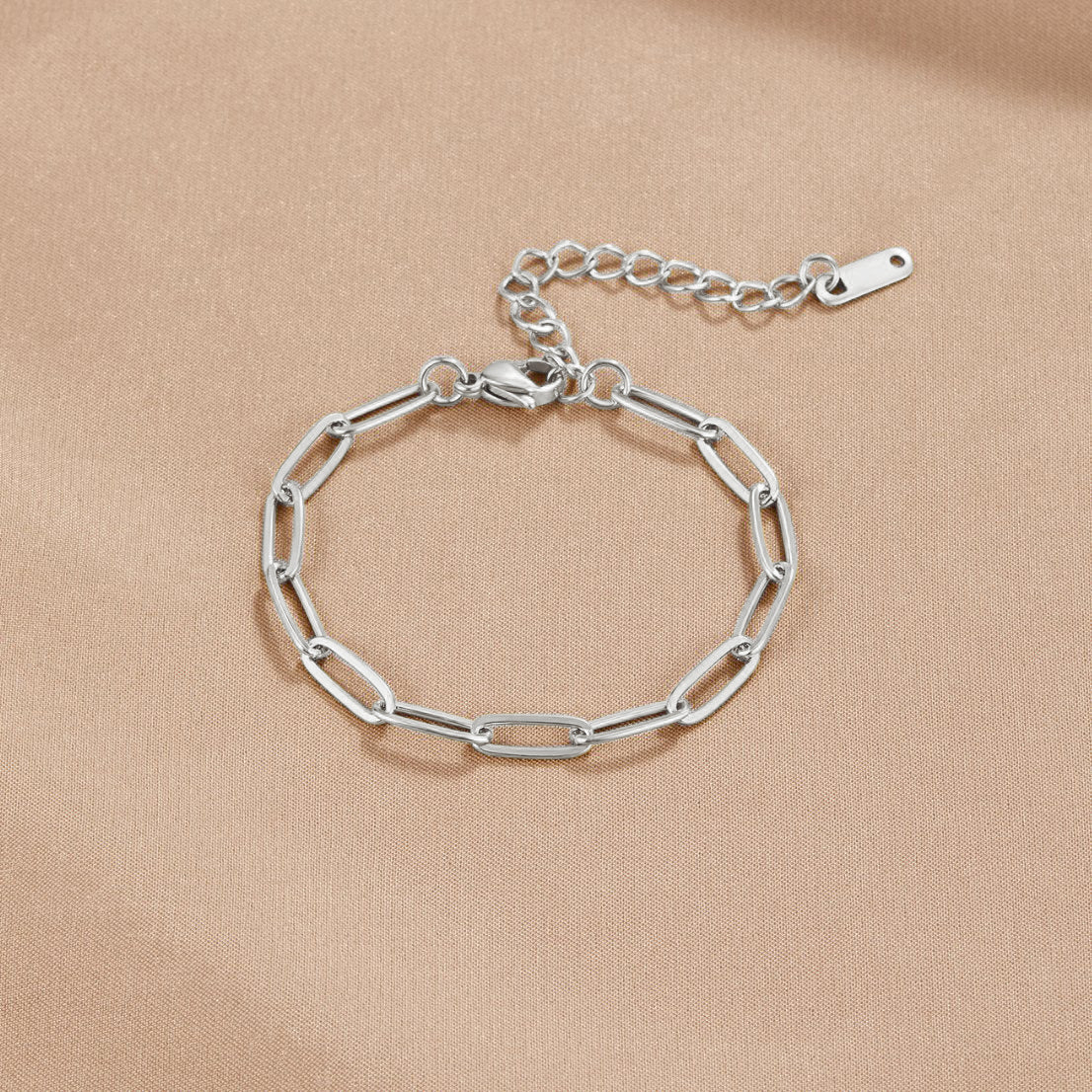 Minimalistische zilveren armband met elegante schakels