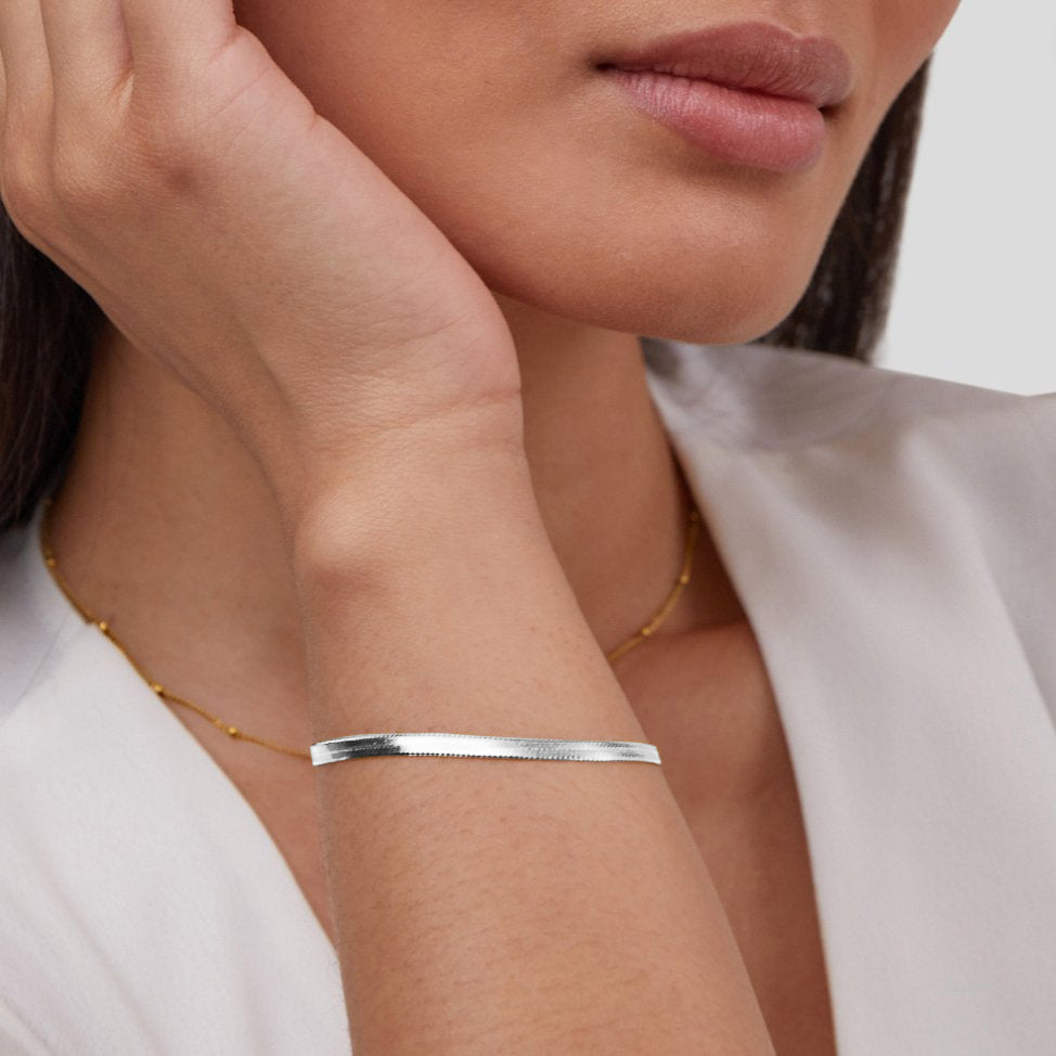 Elegante zilveren armband met slangenmotief