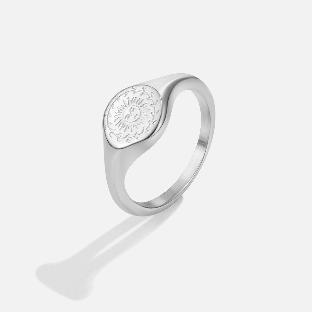 Zilveren ring met een subtiele zonnestraal