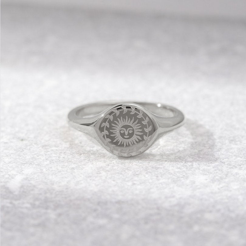 Zilveren ring met een subtiele zonnestraal
