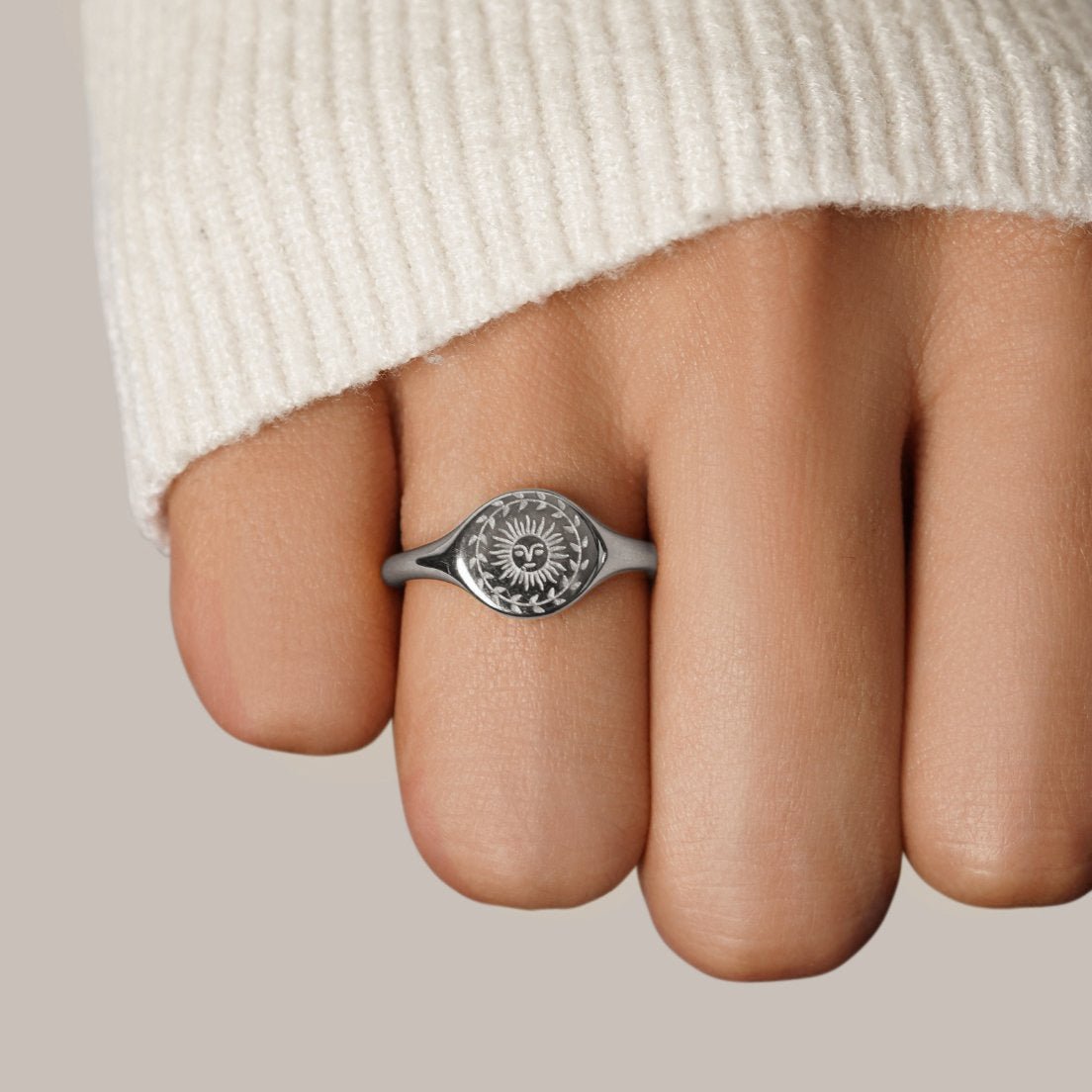Zilveren ring met een subtiele zonnestraal