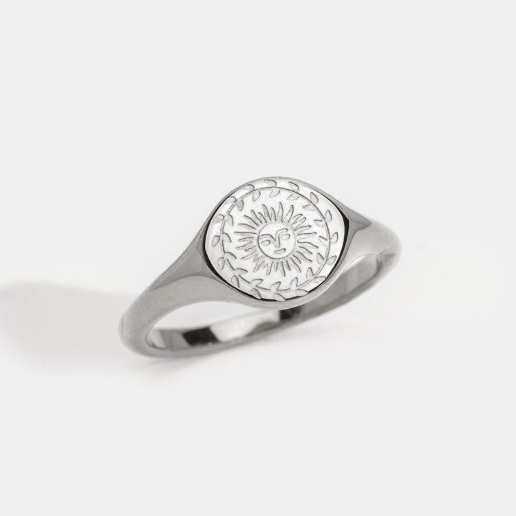 Zilveren ring met een subtiele zonnestraal