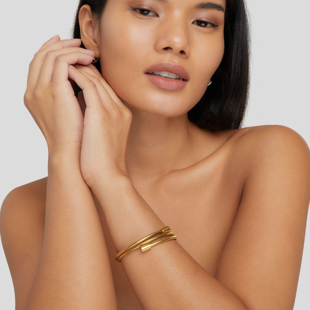 Elegante gouden armband met verfijnde draaiing