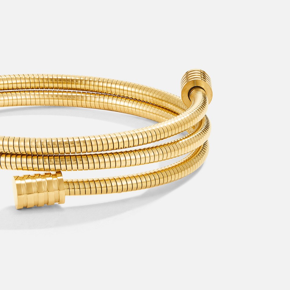 Elegante gouden armband met verfijnde draaiing