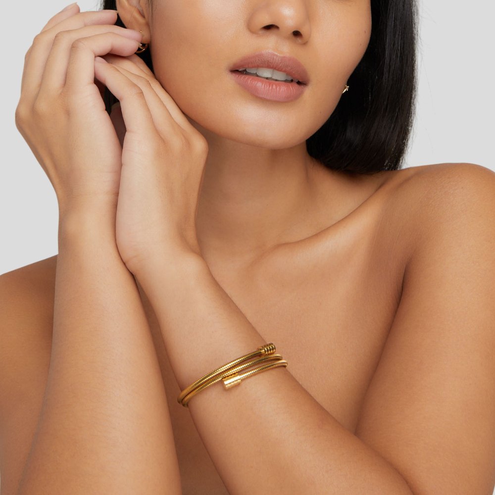 Elegante gouden armband met verfijnde draaiing