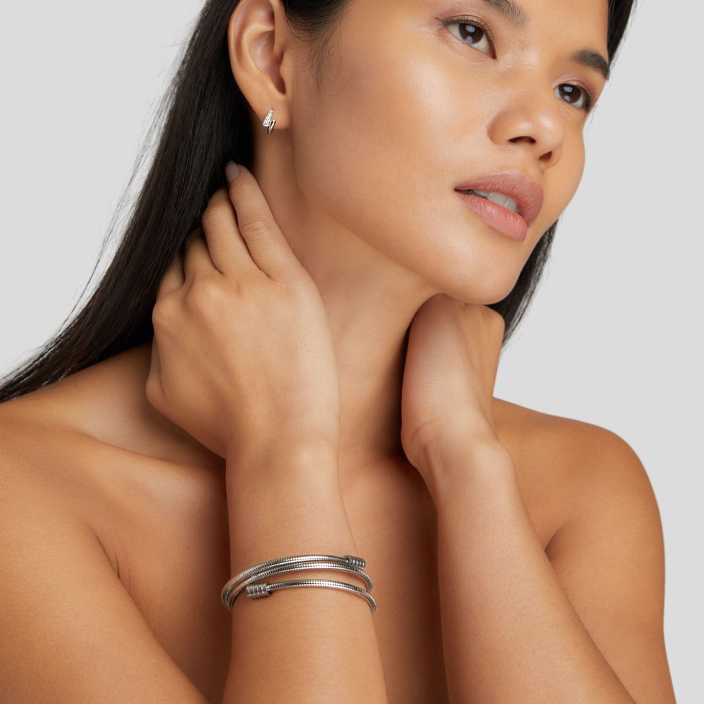 Verfijnde zilveren armband met een subtiele twist