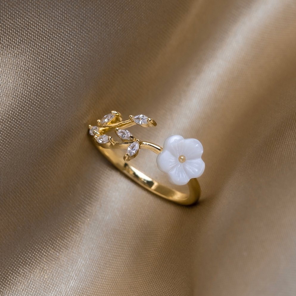 Elegante zilveren bloemenring met witte zirkonia