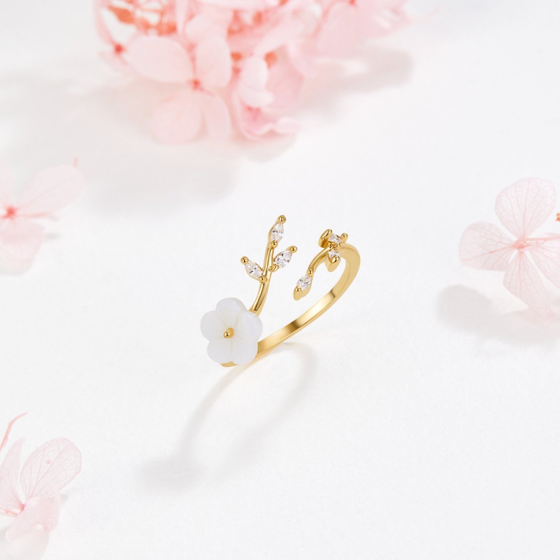 Elegante zilveren bloemenring met witte zirkonia