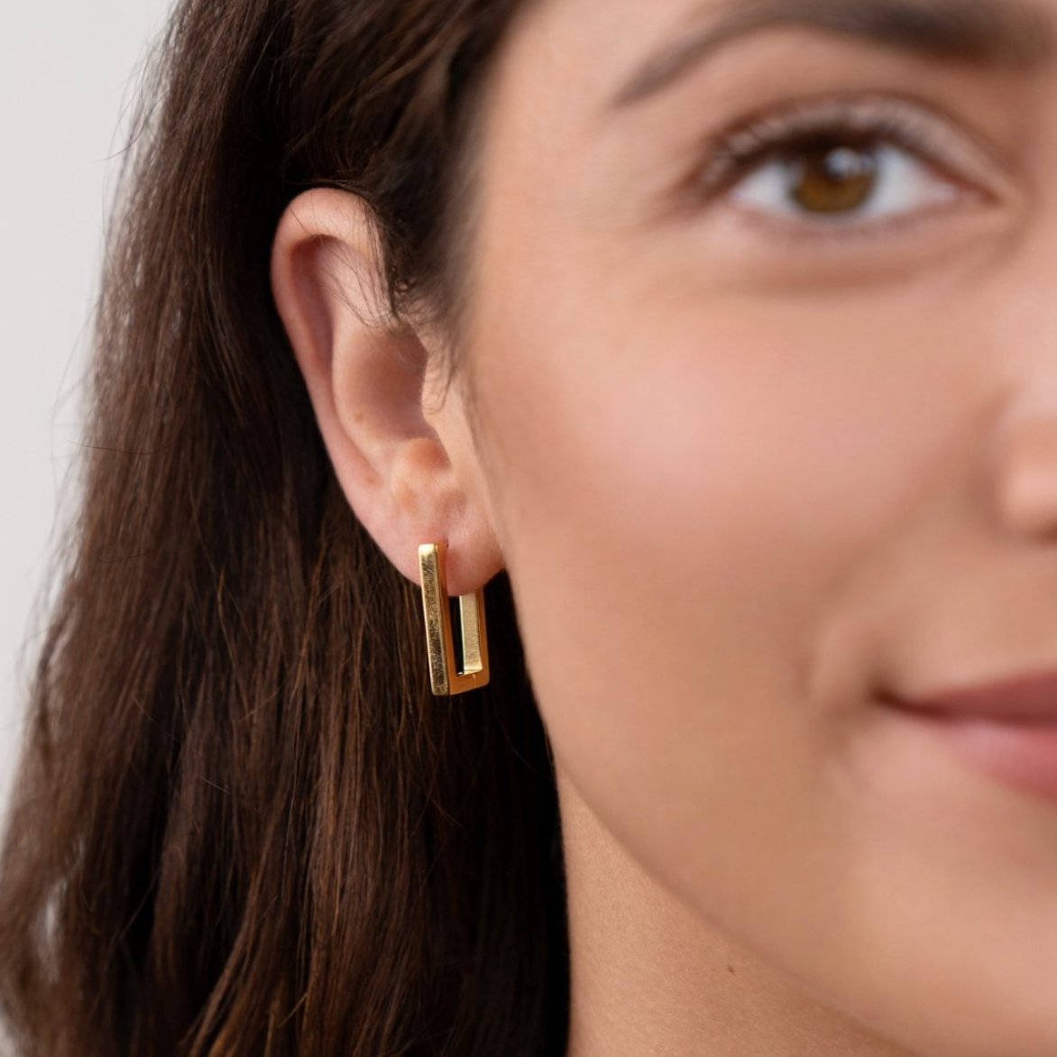 Elegante gouden oorbellen met bloemmotief